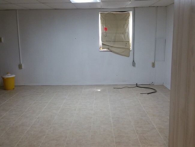 Building Photo - Spacious 3 Bedroom Townhome