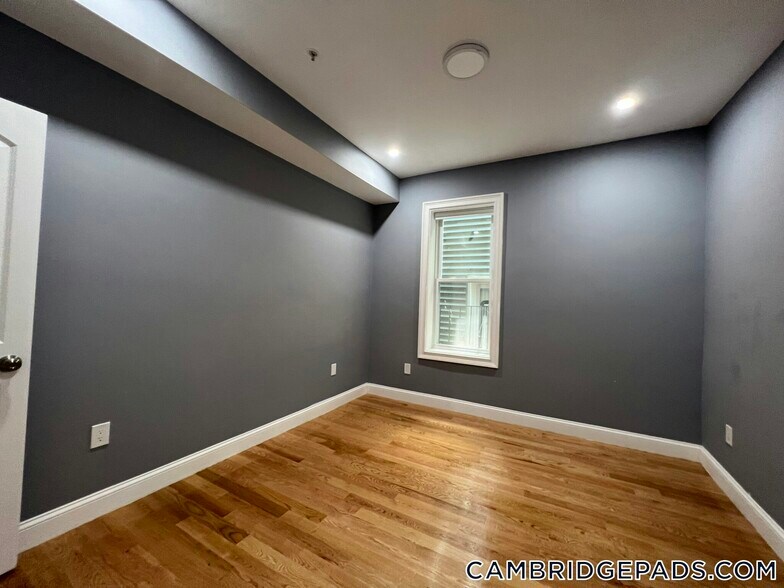 Building Photo - 341 Cambridge St