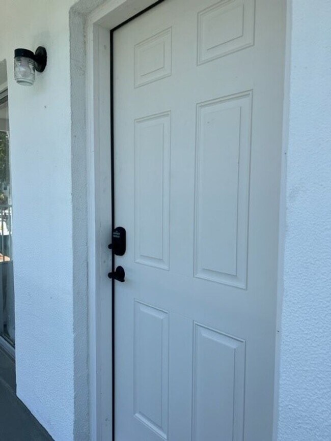 Building Photo - 1BR/1BA Newly Renovated Canal front Condo on Venice Island