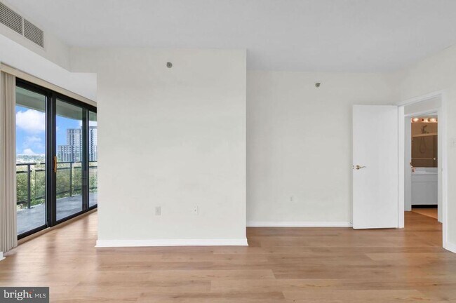 Building Photo - 1530 Key Blvd