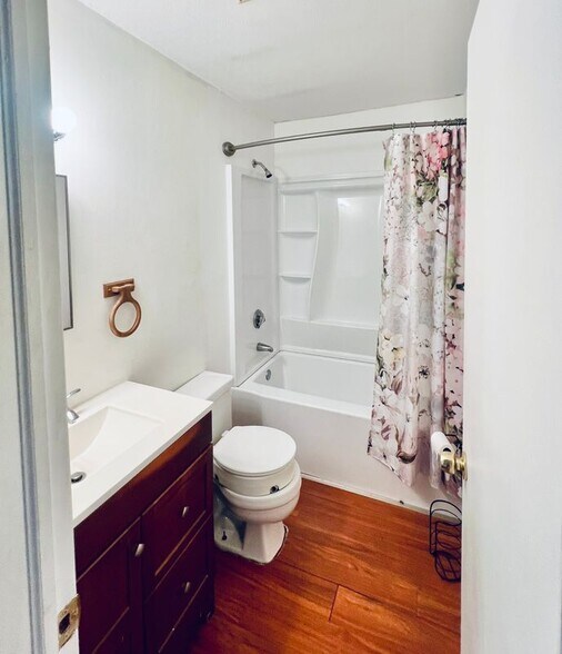 Building Photo - 549 Russell Rd