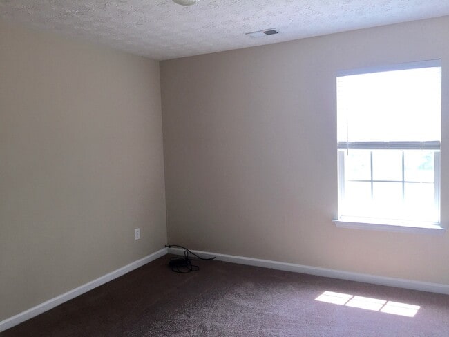 Building Photo - Ola schools 4 bedrooms 2.5 baths on large level lot