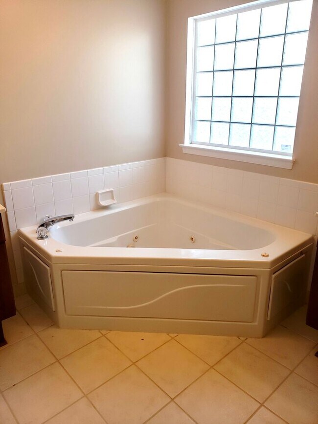 Building Photo - Beautiful home with Swimming Pool in the Hammocks. 4 bedroom 2 bath -Pool lawn service included!!!