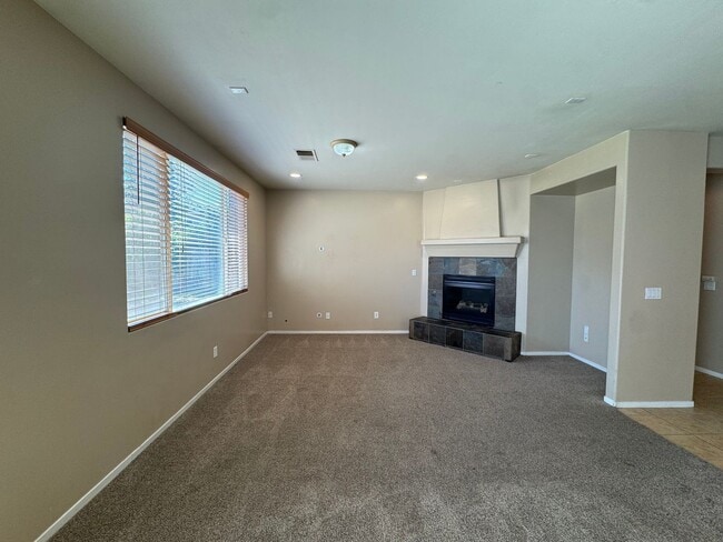 Building Photo - NW Bakersfield home!