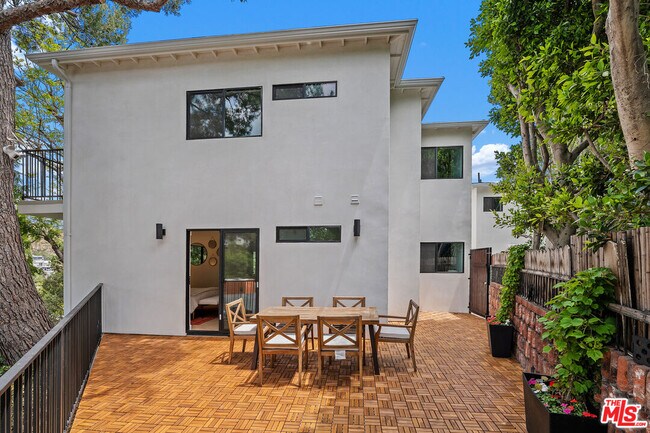 Building Photo - 2047 Paramount Dr