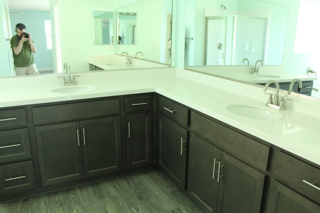 Building Photo - 4372 Ladera Dr