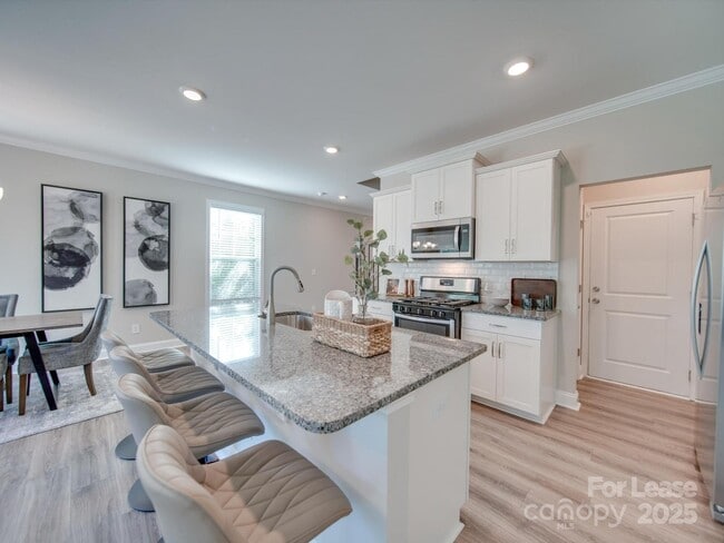Building Photo - 574 Altamonte Dr