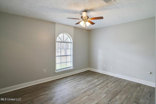 Building Photo - 249 Bay Park Dr