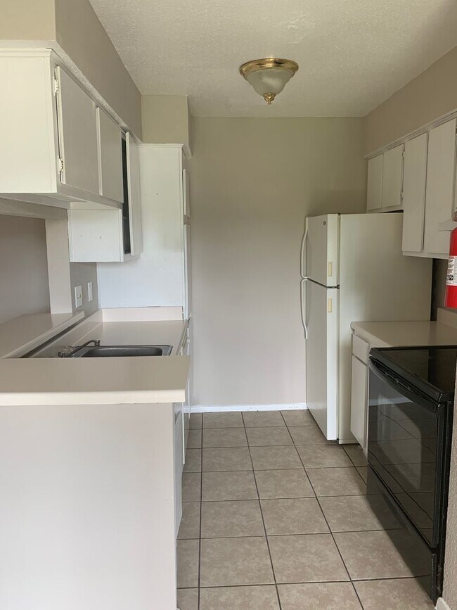 Building Photo - Clean and Bright 2 BR 2 BA Condo - Upstairs