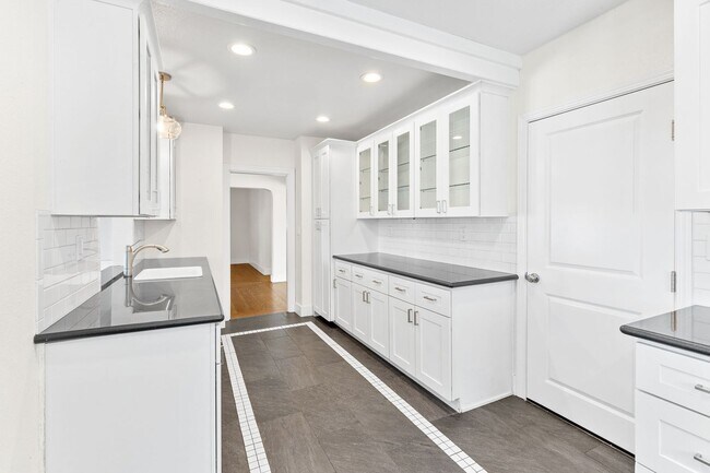 Building Photo - Charming & Spacious Single Family Home