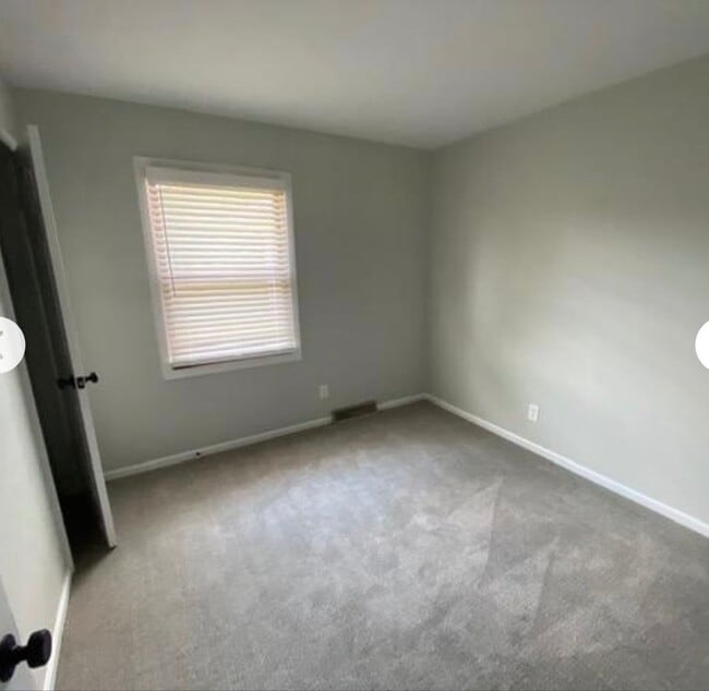 Building Photo - 3 bed/2 bath ranch on the NE side!
