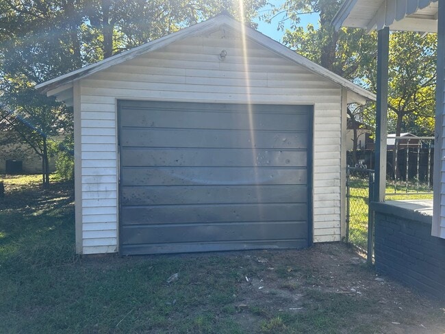 Building Photo - 816 W 42nd St