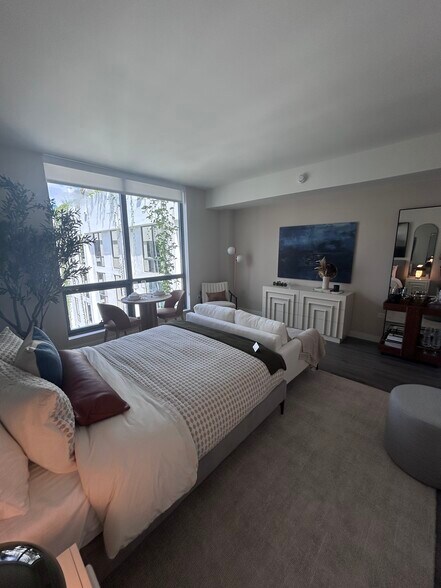 Building Photo - 1940 NW 2nd Ct