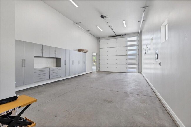 Building Photo - 2579 S Wilson Dr