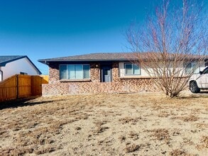 Building Photo - 4 bedroom 1 Bath w/ fenced yard