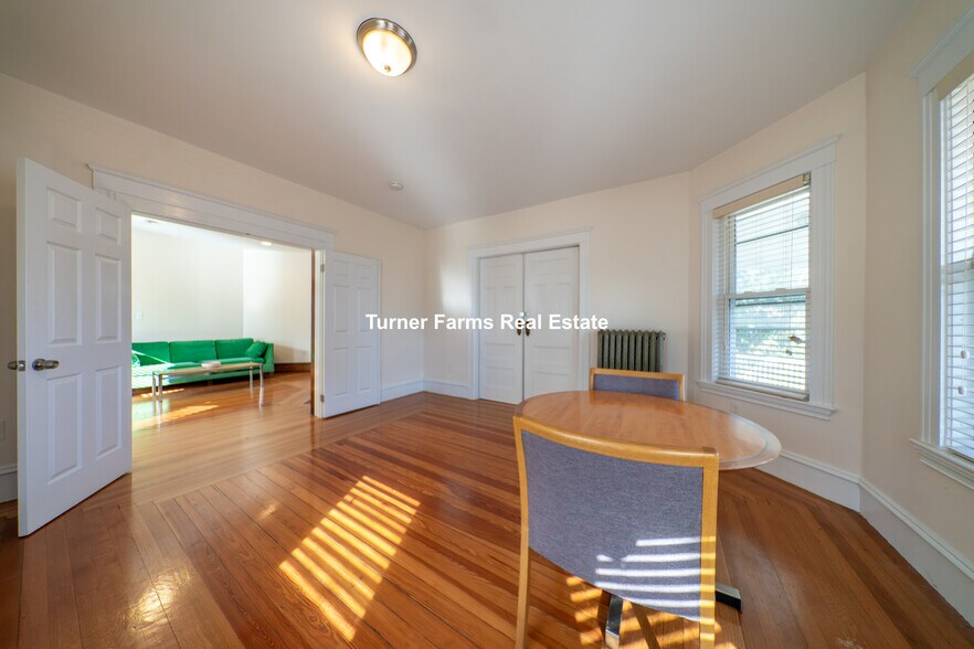 Building Photo - 124 Forest St