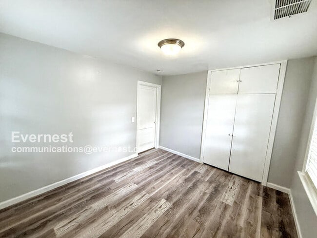 Building Photo - 618 Brunson Ave