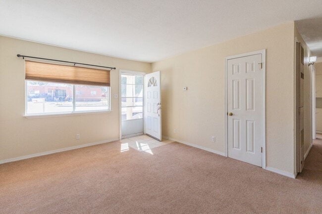 Building Photo - Conveniently located 3 Bedroom with Conver...