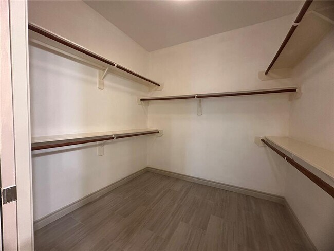 Building Photo - 2027 Marchwood Manor Dr