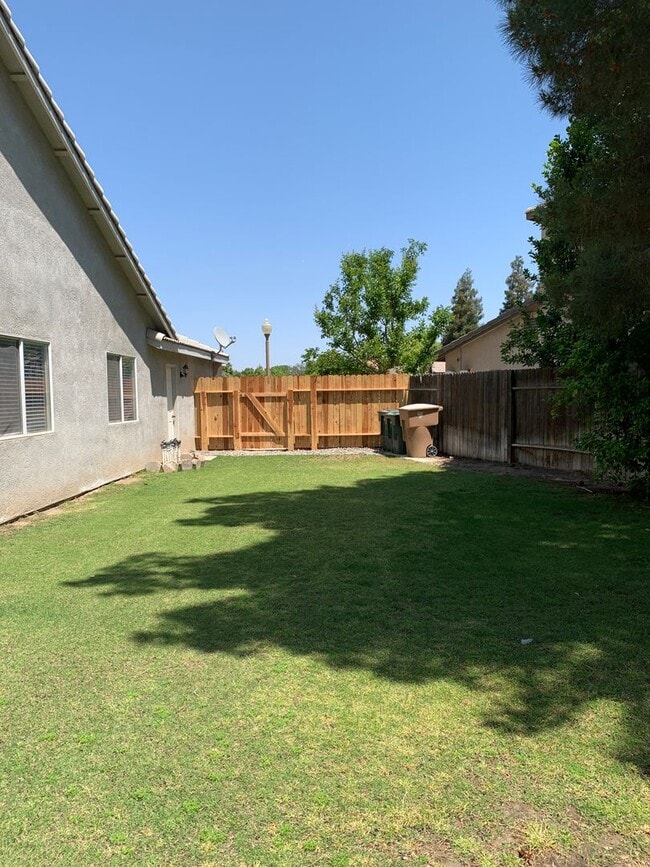 Building Photo - River Oaks Area Stockdale Highway & Buena Vista 93311 4+2 $2600