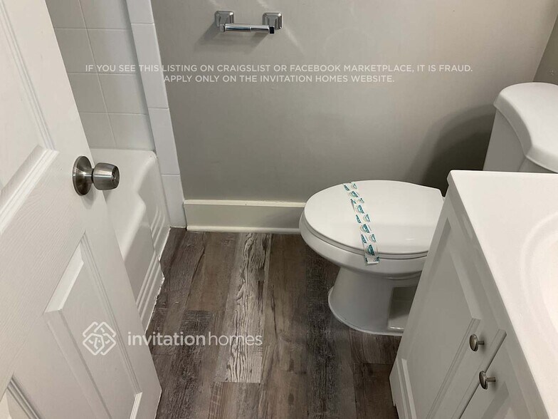 Building Photo - 450 Iris Rd