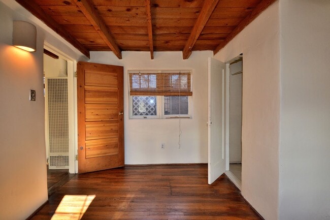 Building Photo - 142 Duran St