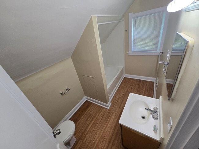 Building Photo - 3 Bedroom House