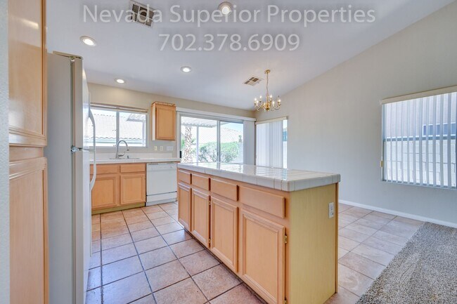 Building Photo - SE Single Story 3 Bedroom Home!!! Low Main...