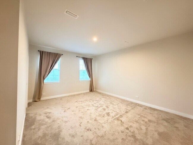 Building Photo - 772 Weller Dr