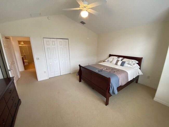 Building Photo - SEASONAL or ANNUAL LEASE. Large 4 Bed + 4 ...
