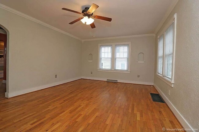 Building Photo - Available THIS SUMMER-Spacious Home Close to Campus