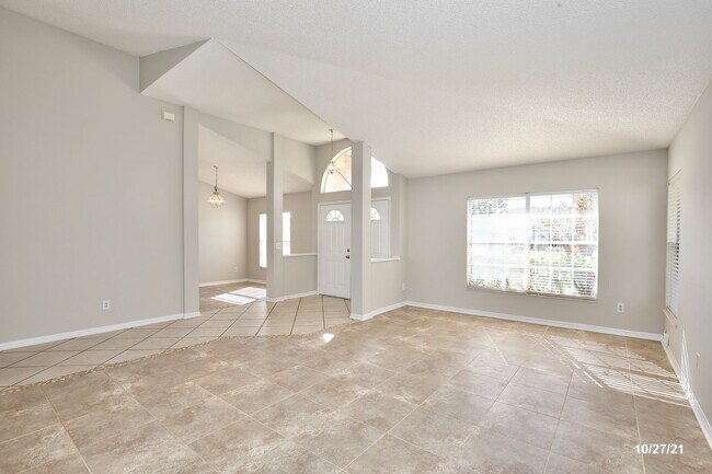 Building Photo - Stunning 3/2 Home with a Spacious 2 Car Ga...