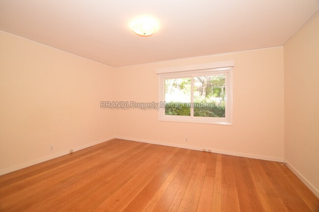 Building Photo - Adorable Home in Ideal San Anselmo Neighbo...
