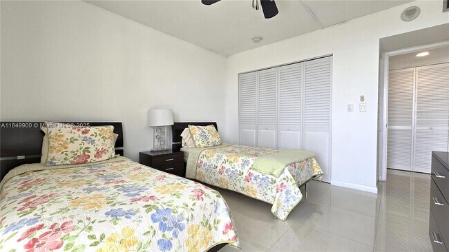 Building Photo - 3731 N Country Club Dr