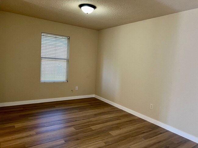 Building Photo - Maned