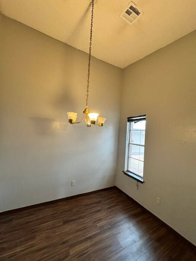 Building Photo - 8231 S Klein Ave
