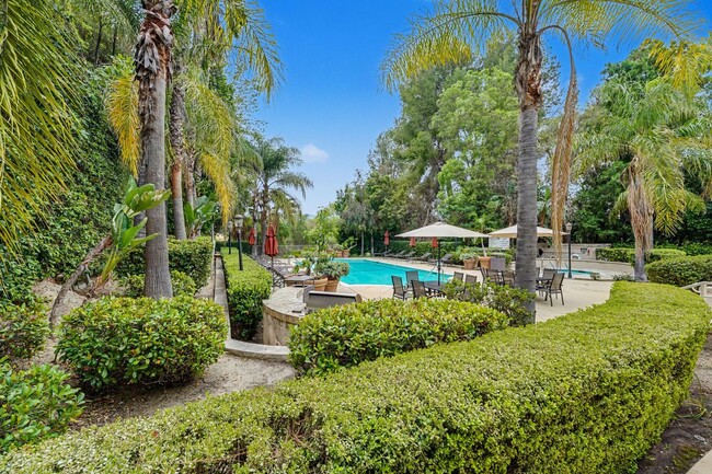 Building Photo - Fully Remodeled End-Unit with Views, Private Garage & Flexible Living Space – South of the Blvd