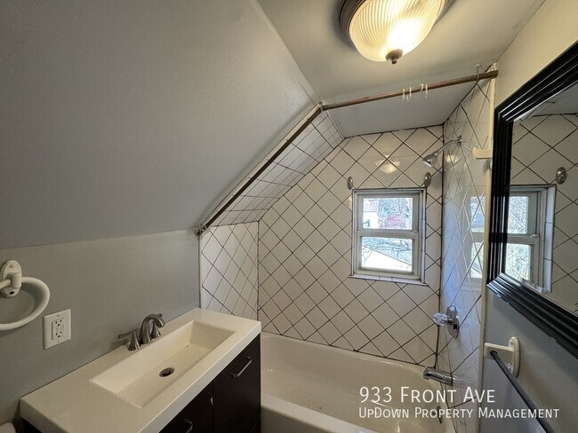 Building Photo - 933 Front Ave