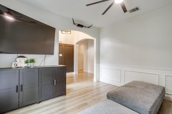 Building Photo - Amazing 3 Bed, 2 Bath Awaiting New Tenants- Burleson ISD- 76028