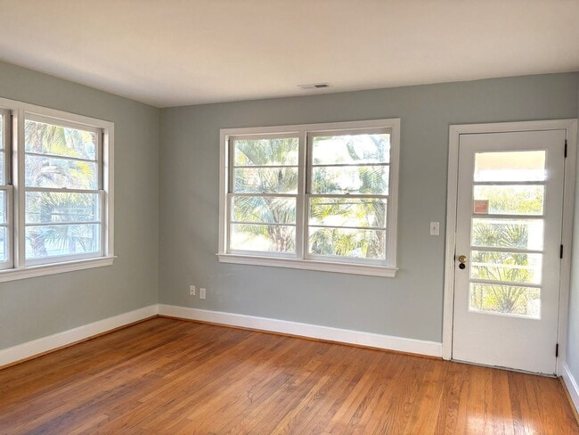Building Photo - 2 Bedroom | 1 Bathroom Home – Downtown Charleston - Available NOW! Short term lease!