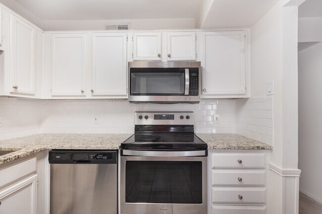 Building Photo - 8750 Park Ln