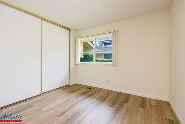 Building Photo - Lovely Townhouse | Loft | A/C | Desirable ...