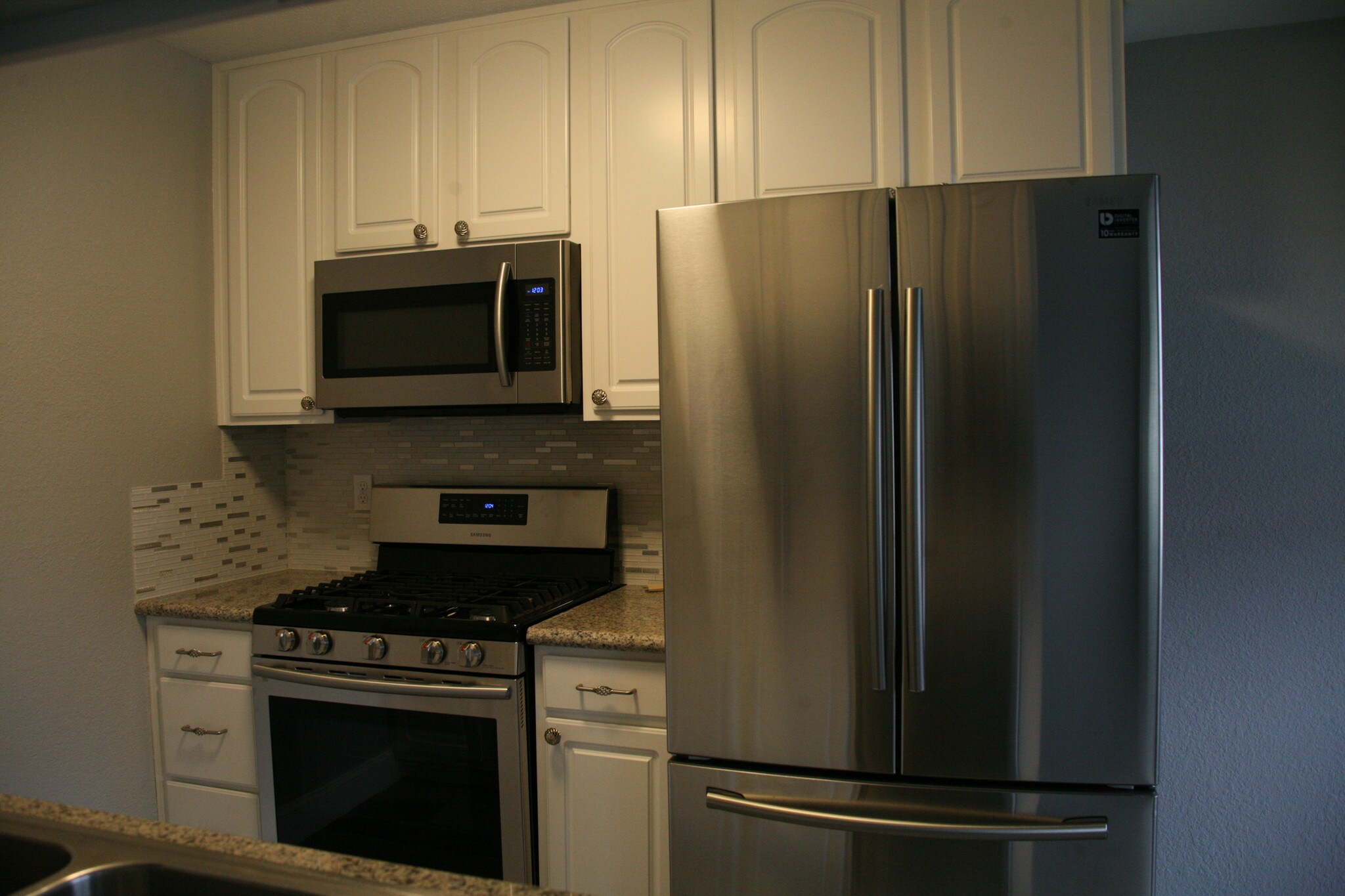 Commercial style appliances - 2708 Wilson Ave