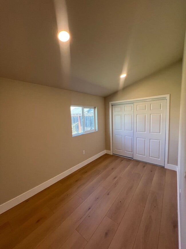 Building Photo - Renovated 2 Bed 1 Bath Home