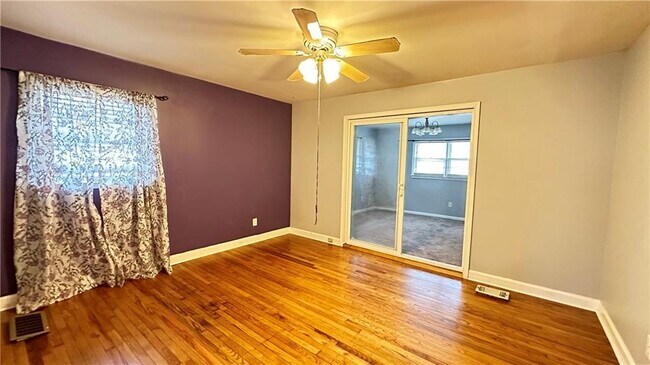 Building Photo - 364 Navarre Dr