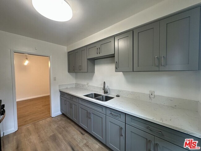 Building Photo - 1114 S Sherbourne Dr