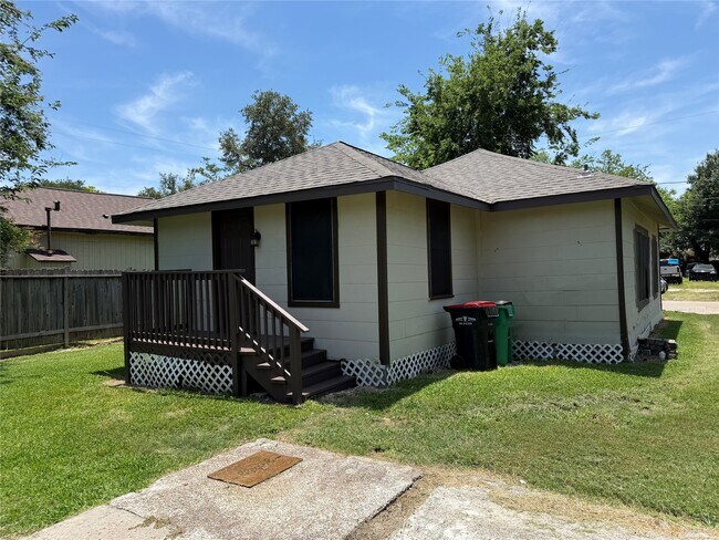 Building Photo - 118 E Murrill Ave