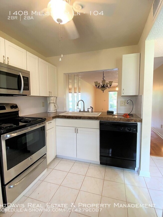 Building Photo - Lake Tiffany of Dunedin Offers 2/2!