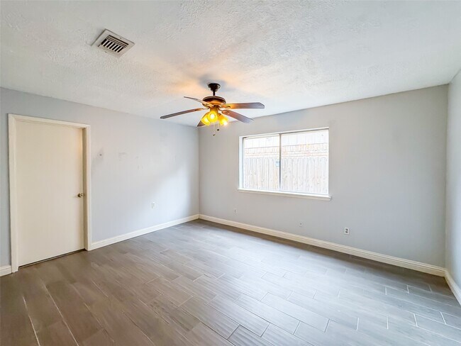 Building Photo - 12051 Creekhurst Dr