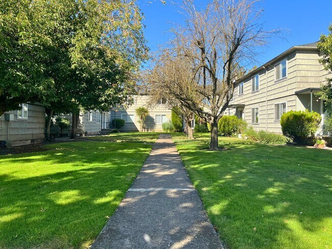 Building Photo - (UNM 355-11)  2 bed/1 bath Apartment
